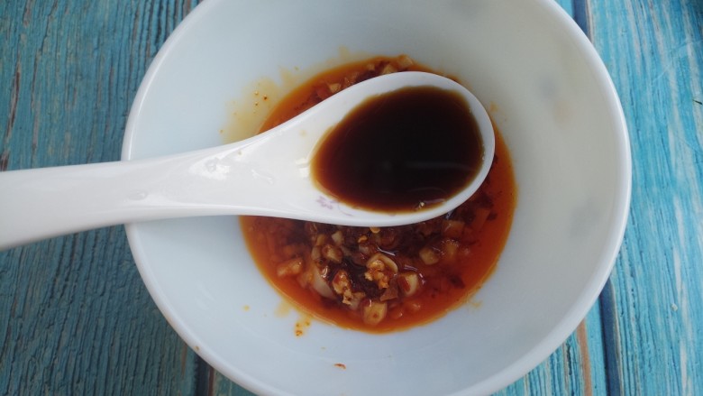 凉拌黄瓜卷,然后把炒好的辣椒油蒜末盛出来,放入一勺<a style='color:red;display:inline-block;' href='/shicai/ 788'>生抽</a>。