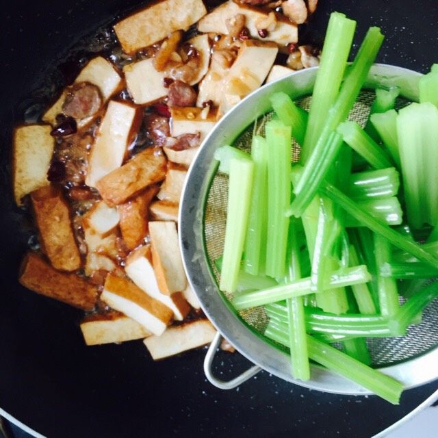 芹菜香干小炒肉,最后再放入芹菜