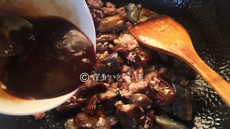 鱼香茄子,再倒入调好的汁,炒匀