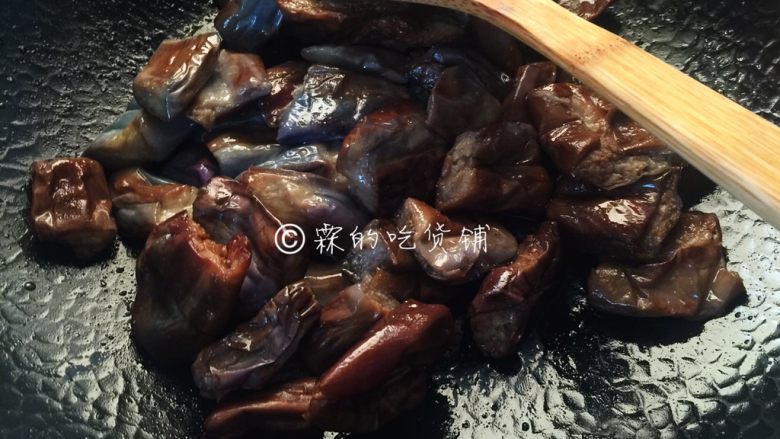 鱼香茄子,茄子切块后,过油,炸透后盛出