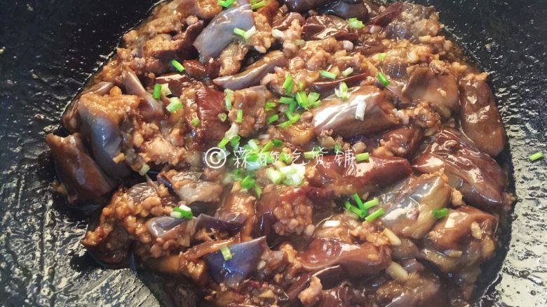 鱼香茄子,最后撒上小葱,出锅