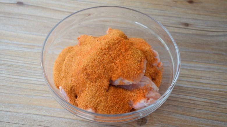香酥鸡腿,放入容器中,加入奥尔良腌料