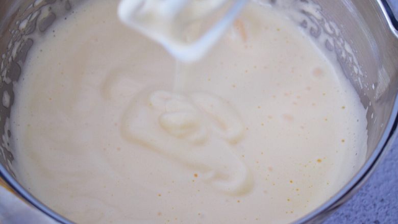 栗子夹心蛋糕,用电动打蛋器打发至蓬松发白,提起打蛋器滴落时纹路不易消失即可