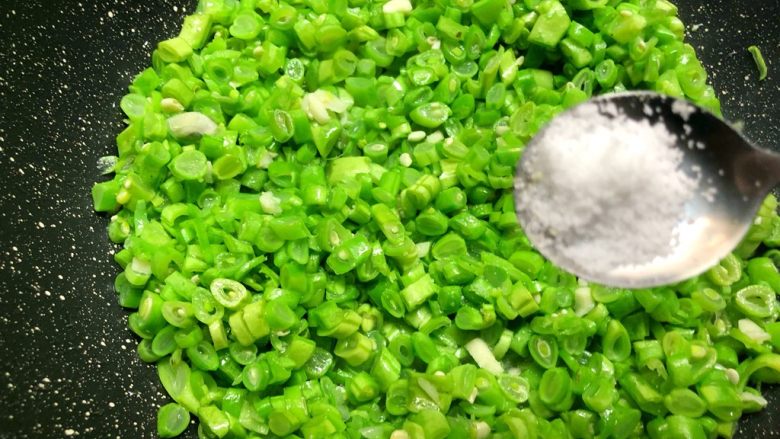 肉末四季豆,加入1g盐,翻炒均匀