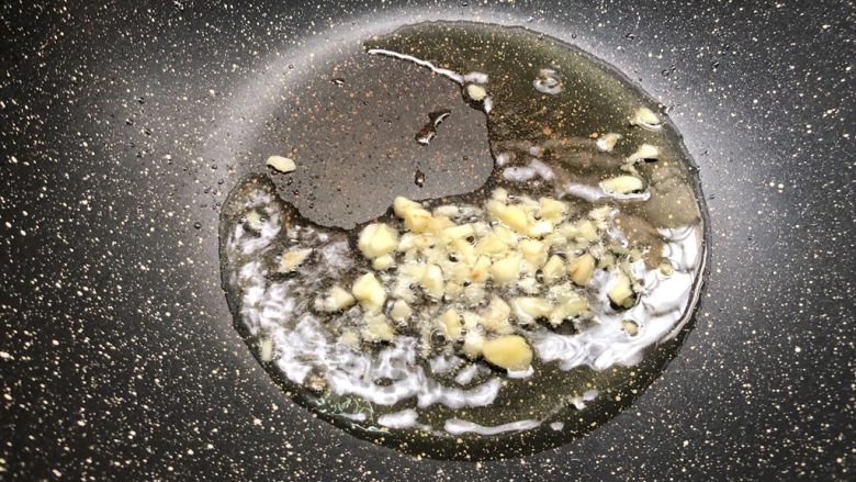 肉末四季豆,重起油锅,放入适量油,放入蒜末爆香