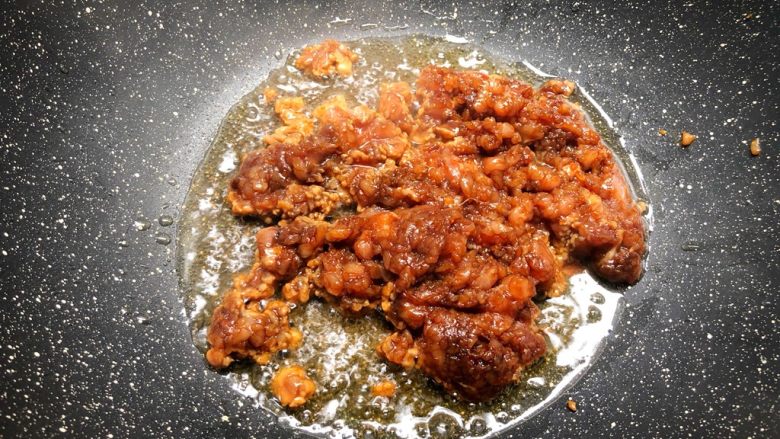 肉末四季豆,锅里放入少许油,放入肉末翻炒