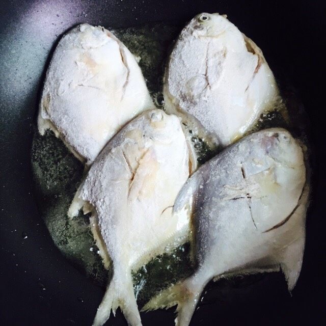 香煎椒盐小鲳鱼,四条一锅正好,小火慢煎三分钟左右