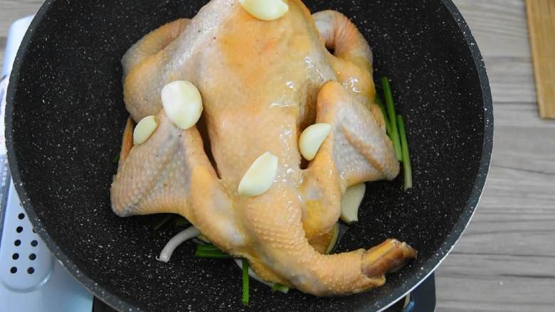 葱油花雕鸡,家宴硬菜轻松学,学会给家人露一小手吧,加入蒜头少许、淋入2勺花雕酒。