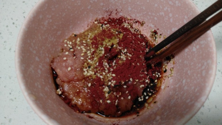 蜜汁猪肉脯,猪肉洗净,用刀剁碎,加入上述调料,<a style='color:red;display:inline-block;' href='/shicai/ 666'>芝麻</a>加入一半,剩下的一半撒面。