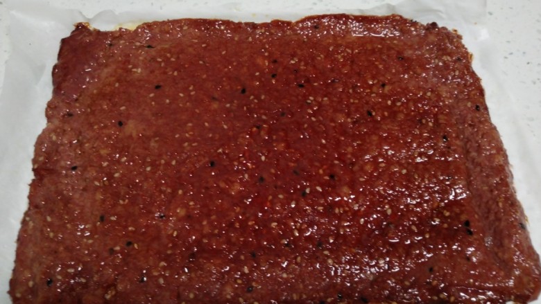 蜜汁猪肉脯,再烤10分钟,取出两面刷蜂蜜水。