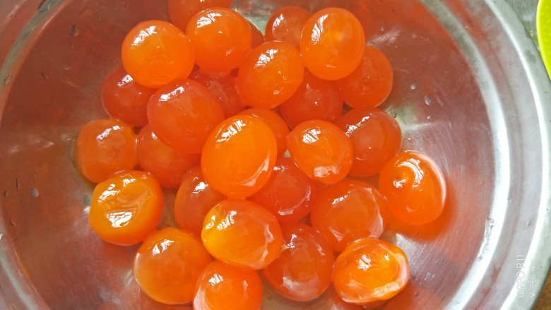 广式月饼之莲蓉蛋黄,<a style='color:red;display:inline-block;' href='/shicai/ 13'>咸鸭蛋</a>磕出蛋黄,鸭蛋黄很漂亮