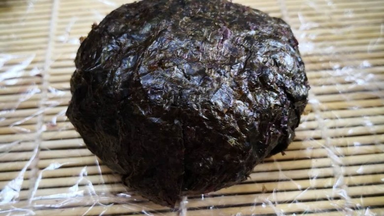 黑猫饭团,用海苔包好