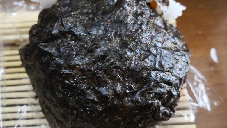 黑猫饭团,用米饭和海苔做好猫耳朵