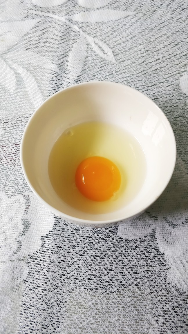 番茄鸡蛋面(方便面版),鸡蛋一个敲入碗中