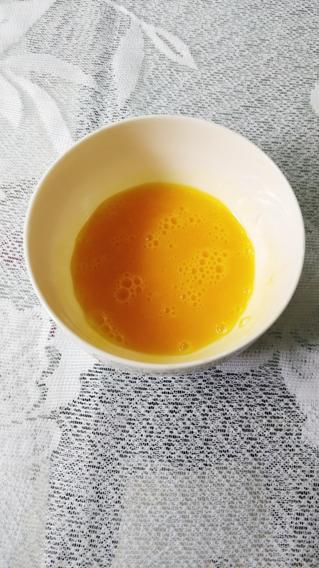 番茄鸡蛋面(方便面版),加盐少许,用筷子打散