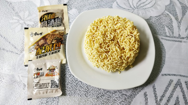 番茄鸡蛋面(方便面版),方便面拆开备用,因为方便面自带调料包,所以无需加其它调料了。