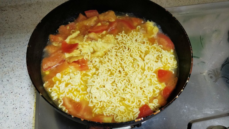 番茄鸡蛋面(方便面版),用筷子把面饼拨散