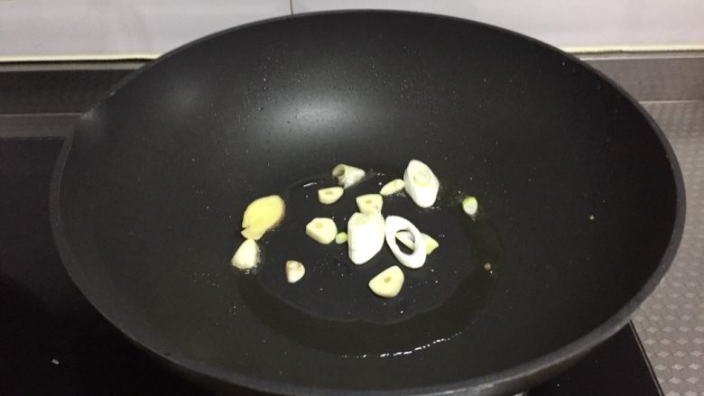 小炒木须肉,另起锅倒入适量油,烧热放葱姜蒜炒香