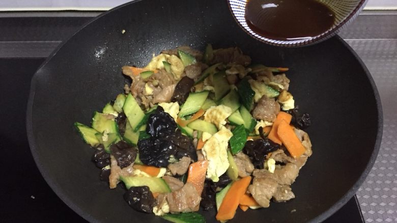 小炒木须肉,最后倒入调好的汁,翻炒均匀即可