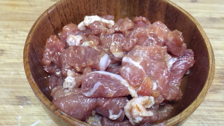 小炒木须肉,<a style='color:red;display:inline-block;' href='/shicai/ 414'>猪肉</a>切薄片,加入括号中“腌肉”调料,抓匀腌制15分钟