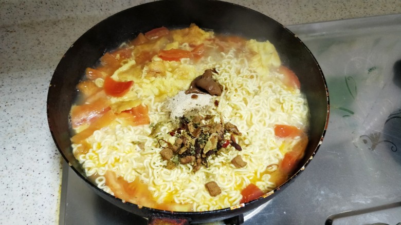 番茄鸡蛋面(方便面版),加入调料包