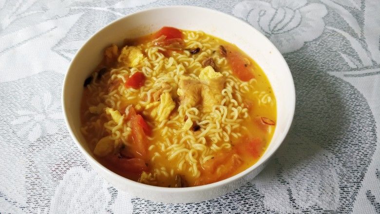 番茄鸡蛋面(方便面版),关火,把面倒入大碗里面