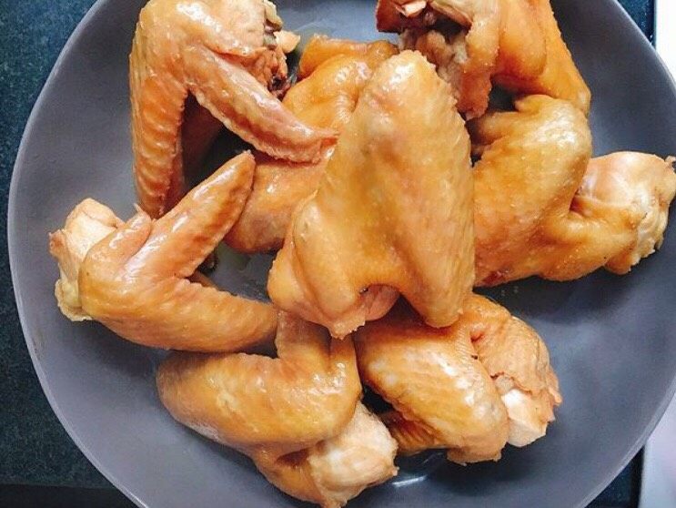 独家秘制卤鸡翅 咸甜麻辣好开胃,20分钟后,夹起、摊开在盘子里风干5-10分钟。
这一步是可以使鸡翅的肉质和表皮紧致有弹性。