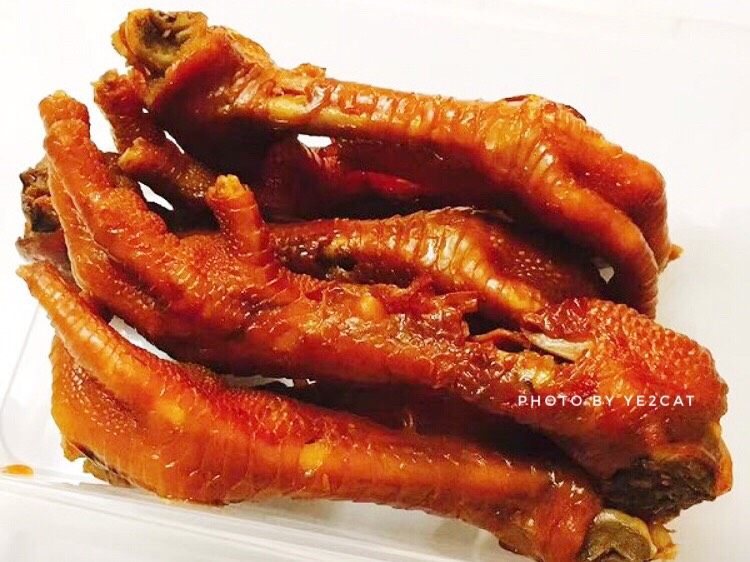 独家秘制卤鸡翅 咸甜麻辣好开胃,相同的煮法还可以卤鸡爪、鸭掌哦!!真的很好ci~良心推荐学起来。
家里人说,可以庇美某了黑鸭~哇咔咔~~