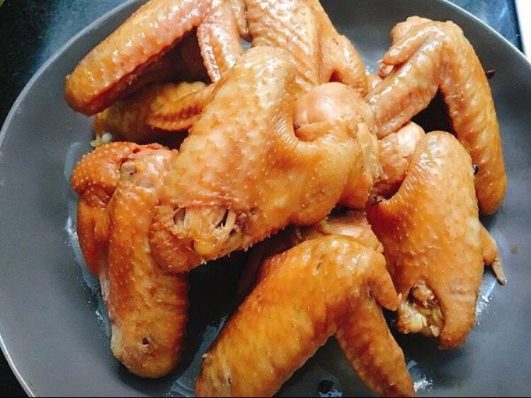 独家秘制卤鸡翅 咸甜麻辣好开胃,卤煮好后,鸡翅可趁热捞出,风干收汁。
这样鸡翅吃起来肉质会比较紧实,如果持续浸泡卤汁中,肉会很散嫩…
