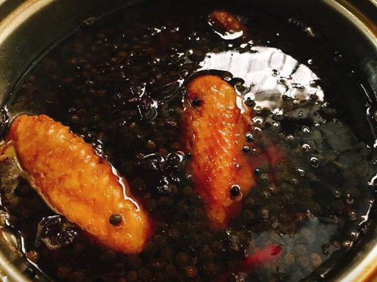 独家秘制卤鸡翅 咸甜麻辣好开胃,再重复多一次。
卤煮第三次时,鸡翅呈焦糖色,此时可加入老抽增色。