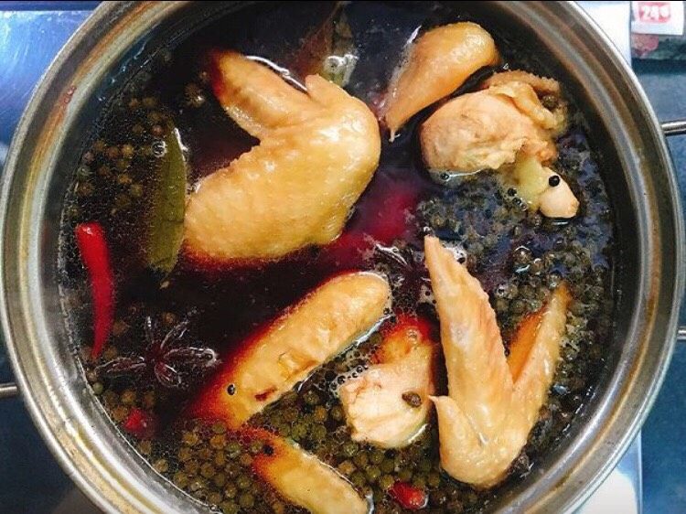 独家秘制卤鸡翅 咸甜麻辣好开胃,卤汁再次煮开时,转小火,一一放入鸡翅,慢煮20分钟。
期间稍微帮底下鸡翅调换上来一下就好。
