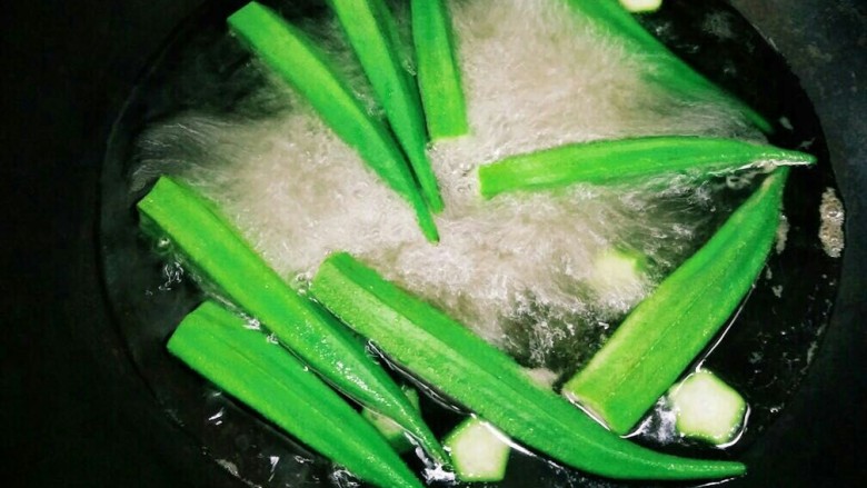 蒜蓉秋葵,准备一锅开水,滴入几滴食用油,放点盐,秋葵下锅焯1分钟断生。
