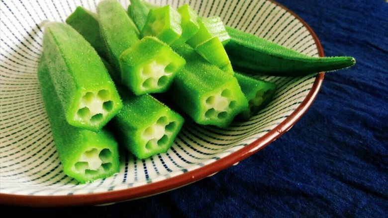 蒜蓉秋葵,焯好的秋葵捞出装盘,晾凉备用。