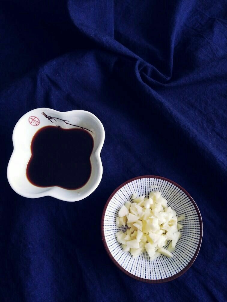 蒜蓉秋葵,准备蒜蓉和料汁。