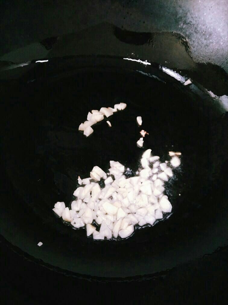 蒜蓉秋葵,热锅放油,放入蒜蓉爆香。