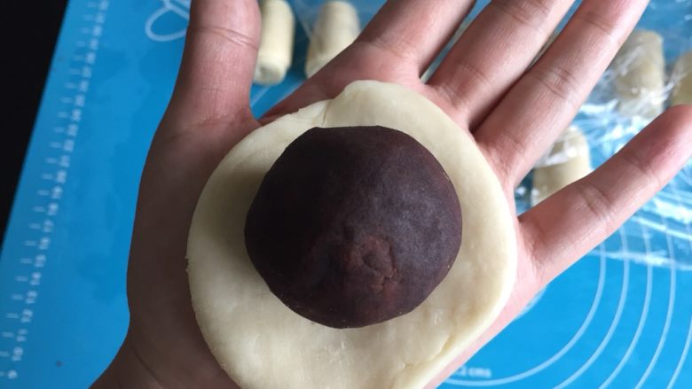 蛋黄酥,包裹一个豆沙蛋黄,边旋转边收口