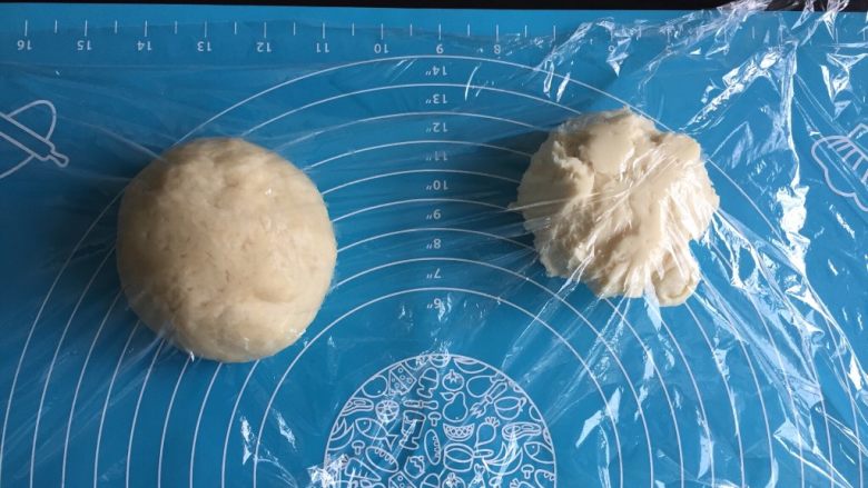 蛋黄酥,分别将油皮和油酥材料混合揉成面团,表面覆盖保鲜膜静置15分钟