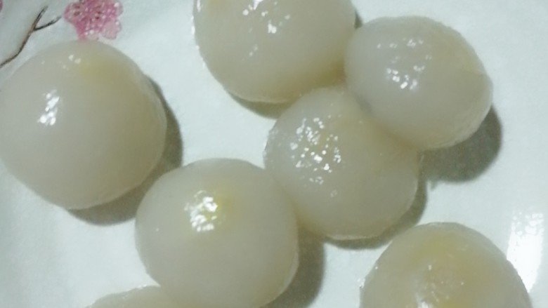 冰皮月饼,揉成团，然后把分成一团小的（25克），馅料分成20克