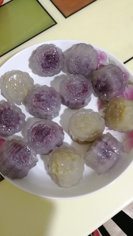 冰皮月饼,关火，打开锅盖让月饼凉了再拿出来，就可以吃了