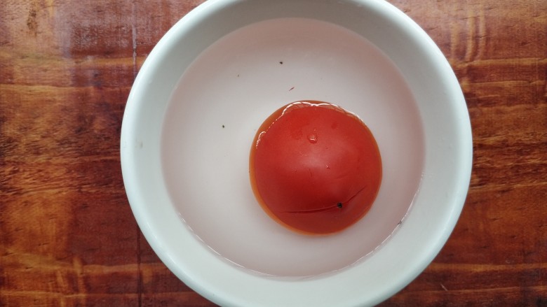 鲜虾番茄鸡蛋面,<a style='color:red;display:inline-block;' href='/shicai/ 59'>番茄</a>洗净中间划一刀泡下热水,去皮