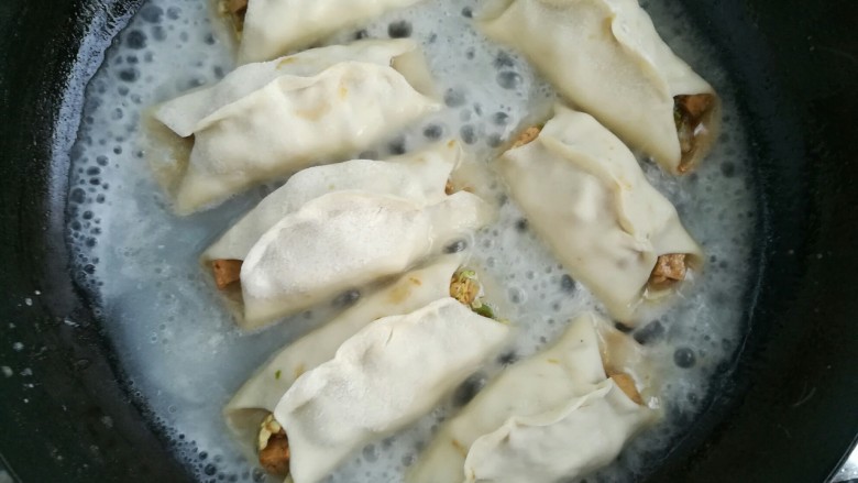 锅贴,倒入的面水量,没过锅贴底部就可以