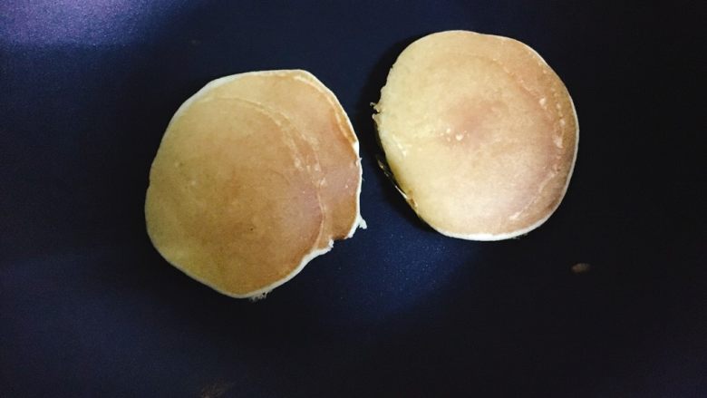 榴莲松饼 松软香甜,一面上色后，翻面继续小火煎。
(我摊的饼约6cm直径，厚6-8mm，一面约30秒。当然，各家炉子火力不同，需要根据实际情况控制哦！)