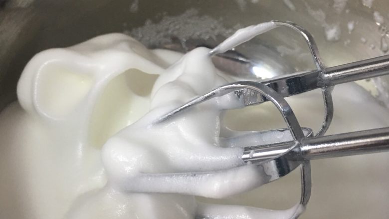 酸奶蛋糕🍰,6️⃣ 接下来分两次加入白糖,最后打至大J状即可。(打发器的头部 奶油为j状)