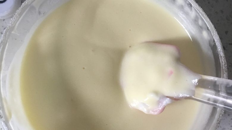 酸奶蛋糕🍰,8️⃣ 大致这种状态,再把整个倒入另一半的蛋黄糊中。