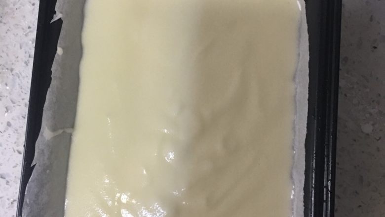 酸奶蛋糕🍰,🔟 模具事先在下层垫上油纸,我是直接裹了整个。为了美观可以只剪一个合适的大小垫在下面,然后四周刷上黄油或橄榄油防止粘壁。
倒入蛋糕糊,敲震除去气泡。