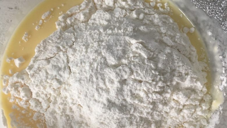酸奶蛋糕🍰,2️⃣ 加入过筛的低筋面粉45g、玉米淀粉20g。