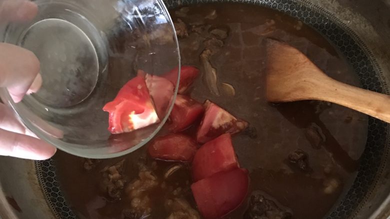 番茄牛腩,最后加入剩下的番茄块,大火10分钟左右收汁