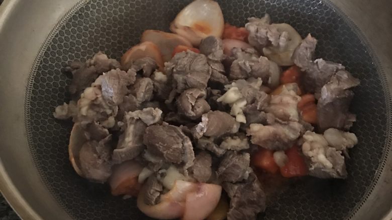 番茄牛腩,倒入牛腩翻炒