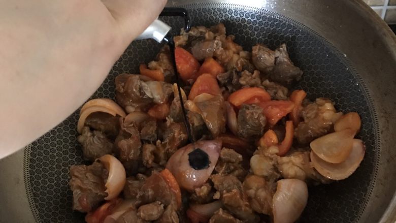 番茄牛腩,一点老抽(老抽不要加太多,我就是手抖放多了成品颜色有点深😂)