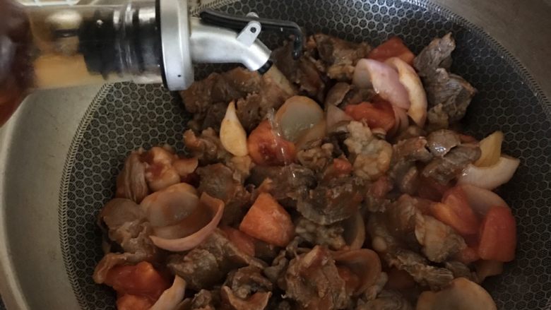 番茄牛腩,加入黄酒